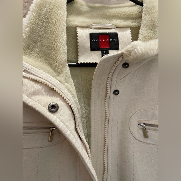 Gallery Womens Cream Faux Fur Faux Sued Trim Jacket EUC Zip ButtonWinter Warm Lg - Picture 7 of 12